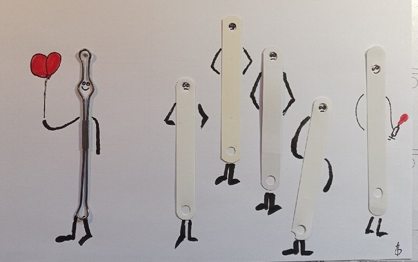 Fünf weiße Heftstreifenverschlüsse aus Plastik mit zwei Lochungen und ein  Metallbügel aus einem Heftordner auf einem weißen Blatt. Alle haben schwarze Filzstiftstriche als Arme, Beine und, in der oberen Lochung, als Gesichter. Der Metallbügeltyp hält, lächelnd, zwei rote Luftballons. Vier von den Plastiktypen stehen, etwas missbilligend guckend, daneben. Ein Plastiktyp am rechten Bildrand hat sich etwa abgewandt und pumpt, lächelnd, mit einer Handpumpe einen eigenen roten Luftballon auf.