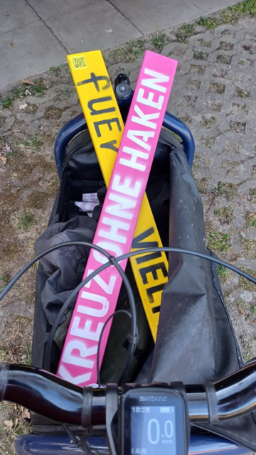 Kreuz ohne Haken auf Lastenrad