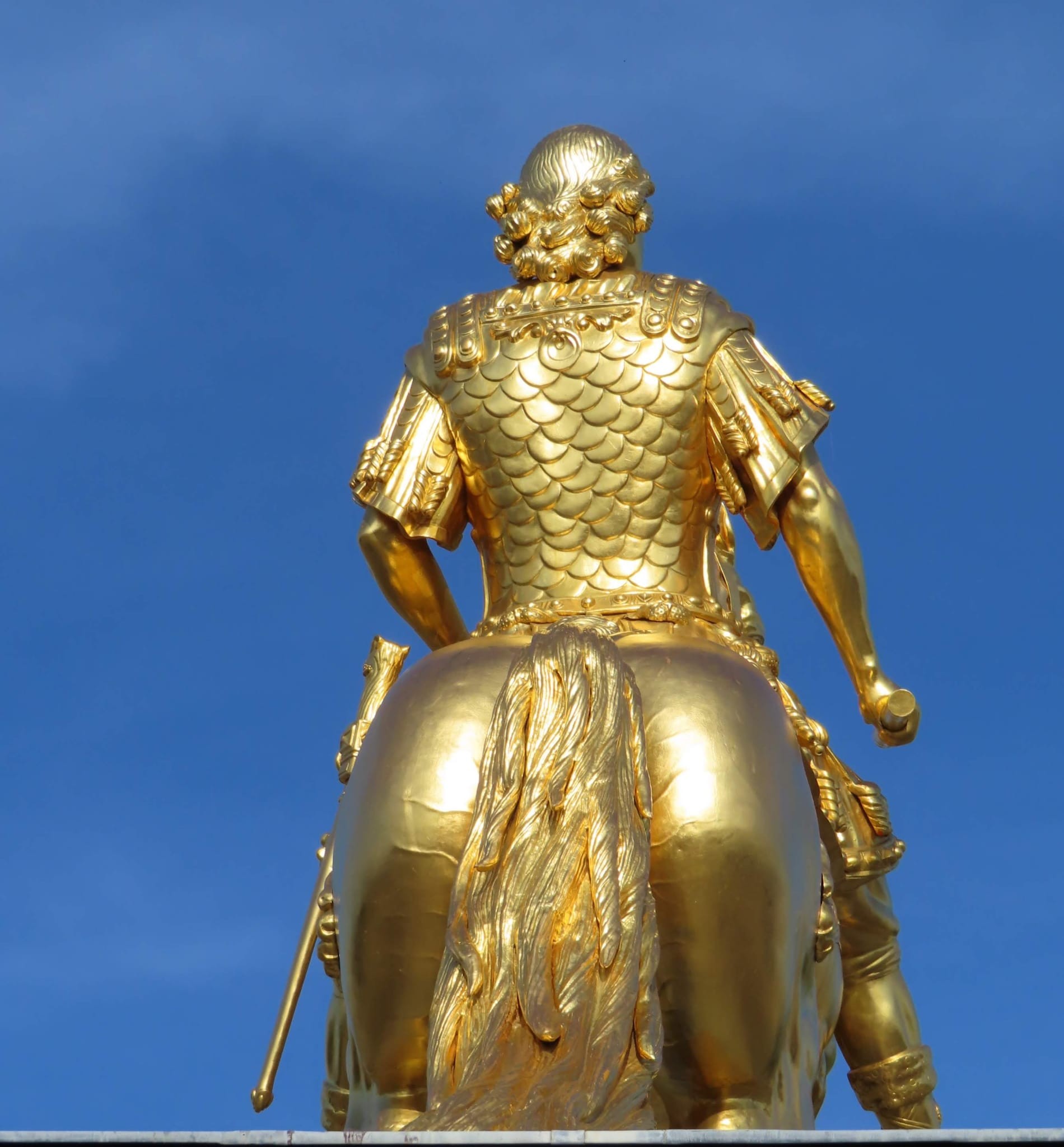 Der Goldene Reiter, Rückansicht.
Pferdehinterteil.
August der Starke. Der Goldene Reiter, Rückansicht.
Pferdehinterteil.
August der Starke.