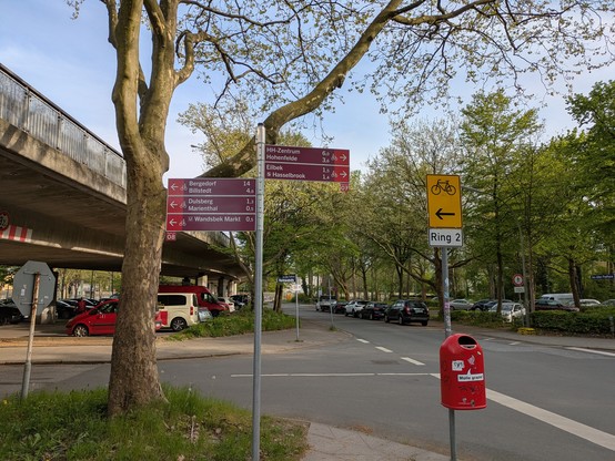 Wegweiser für die Radrouten 7 und 8.
Auf den Schildern stehen Stadtteile mit Entfernungsangaben
