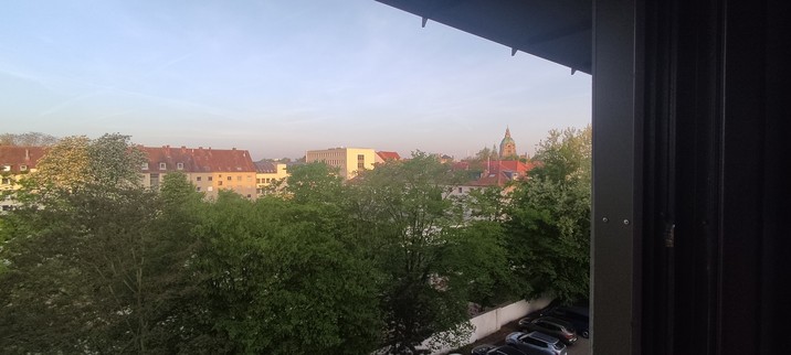 Blick aus dem Hotelzimmer-Fenster. man kann ein paar Gebäude erkennen, die ich aber nicht so genau kenne dass ich sie benennen könnte