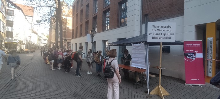 Perfekte Warteschlange vor dem Workshophaus von Zentrum Regenbogen und Geschlechterwelten