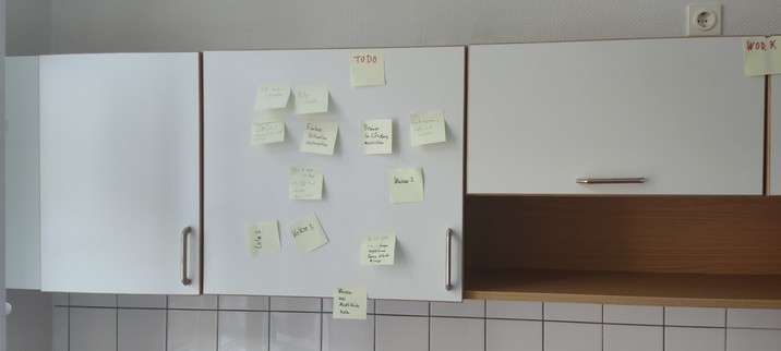 Küchentüren mit PostIt Kanban Board