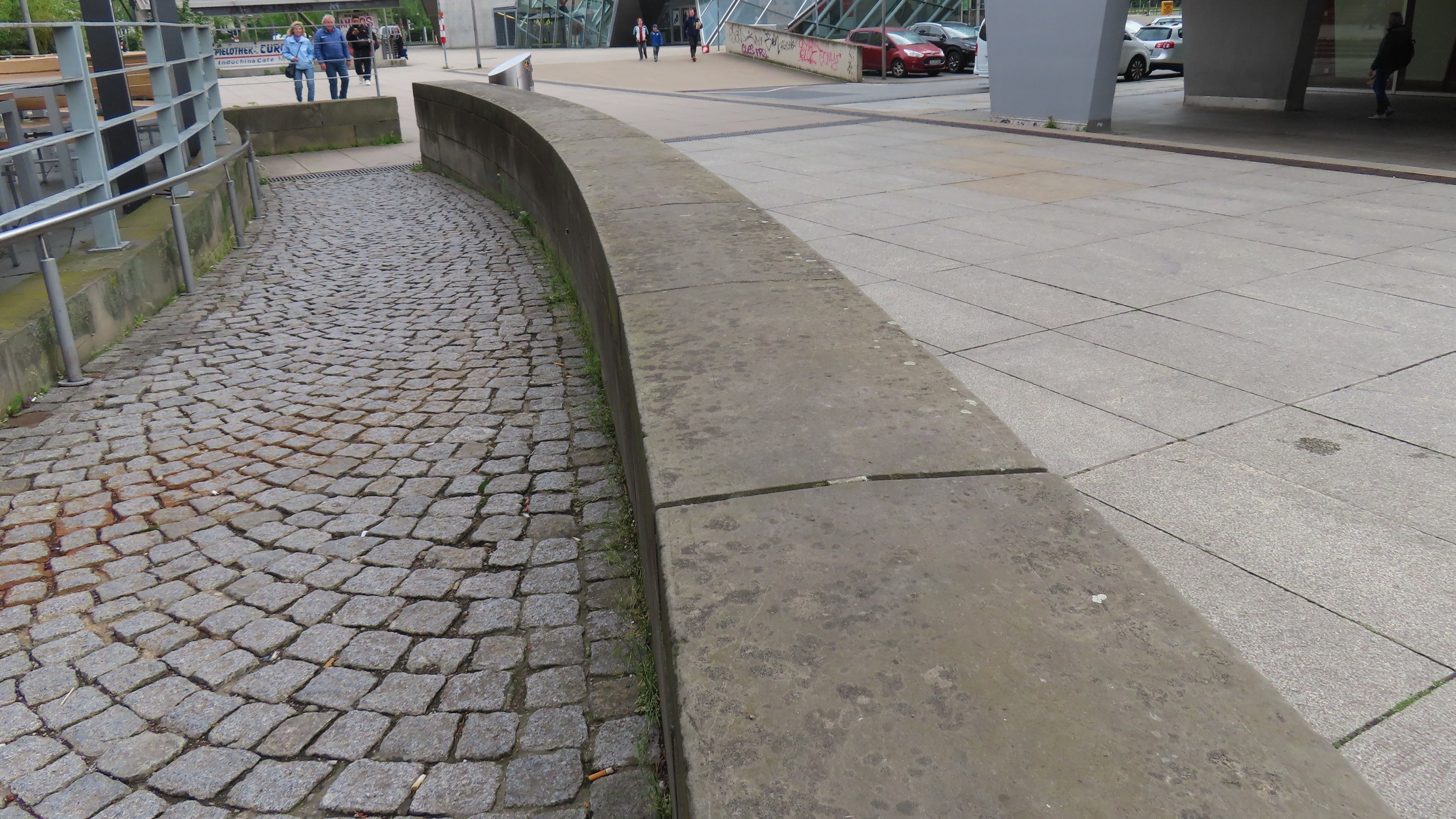 Blick auf die Schräge, die mit Kopfsteinpflaster verlegt wurde. Mit großen Fugen teilweise zwischen den Steinen, in denen die Räder gern verkanten.
Daneben eine Brüstung und rechts der Plattenweg, für alle. Auf dem bedeutend besseres Vorwärtskommen möglich ist. Blick auf die Schräge, die mit Kopfsteinpflaster verlegt wurde. Mit großen Fugen teilweise zwischen den Steinen, in denen die Räder gern verkanten.
Daneben eine Brüstung und rechts der Plattenweg, für alle. Auf dem bedeutend besseres Vorwärtskommen möglich ist.