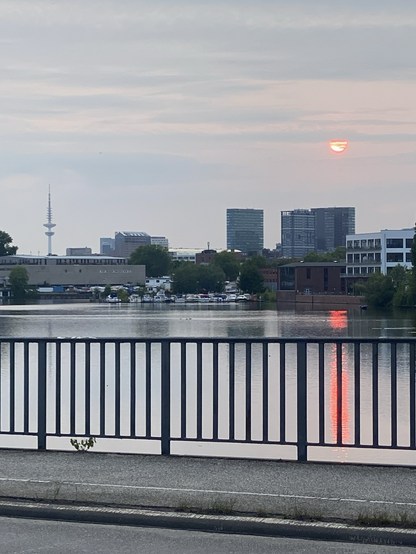 Blick über die Bille auf den Sonnenuntergang. Links daneben sieht man den Fernsehturm.