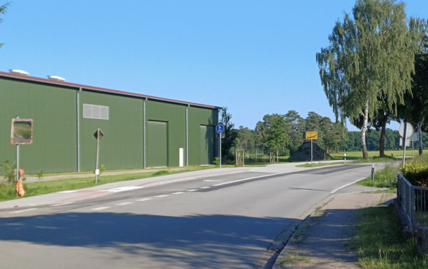 Einstieg in einen linksseitigen Radweg kurz vor der Ortsausfahrt