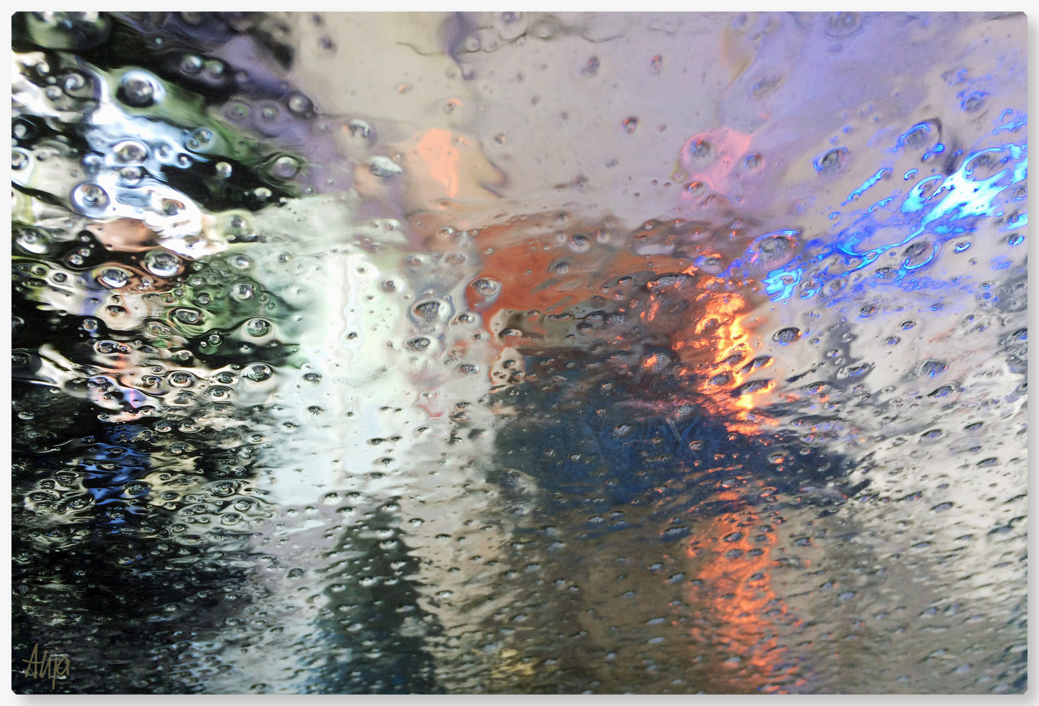 Wassertropfen auf der Frontscheibe in einer Waschanlage: Lichter und Farben sind verschwommen und bilden ein abstraktes Muster. Es ist grade noch so zu erkennen, das man in einem Gebäude ist.
Drops of water on the windscreen in a car wash: lights and colours are blurred and form an abstract pattern. You can just about make out that you are in a building. Wassertropfen auf der Frontscheibe in einer Waschanlage: Lichter und Farben sind verschwommen und bilden ein abstraktes Muster. Es ist grade noch so zu erkennen, das man in einem Gebäude ist.
Drops of water on the windscreen in a car wash: lights and colours are blurred and form an abstract pattern. You can just about make out that you are in a building.