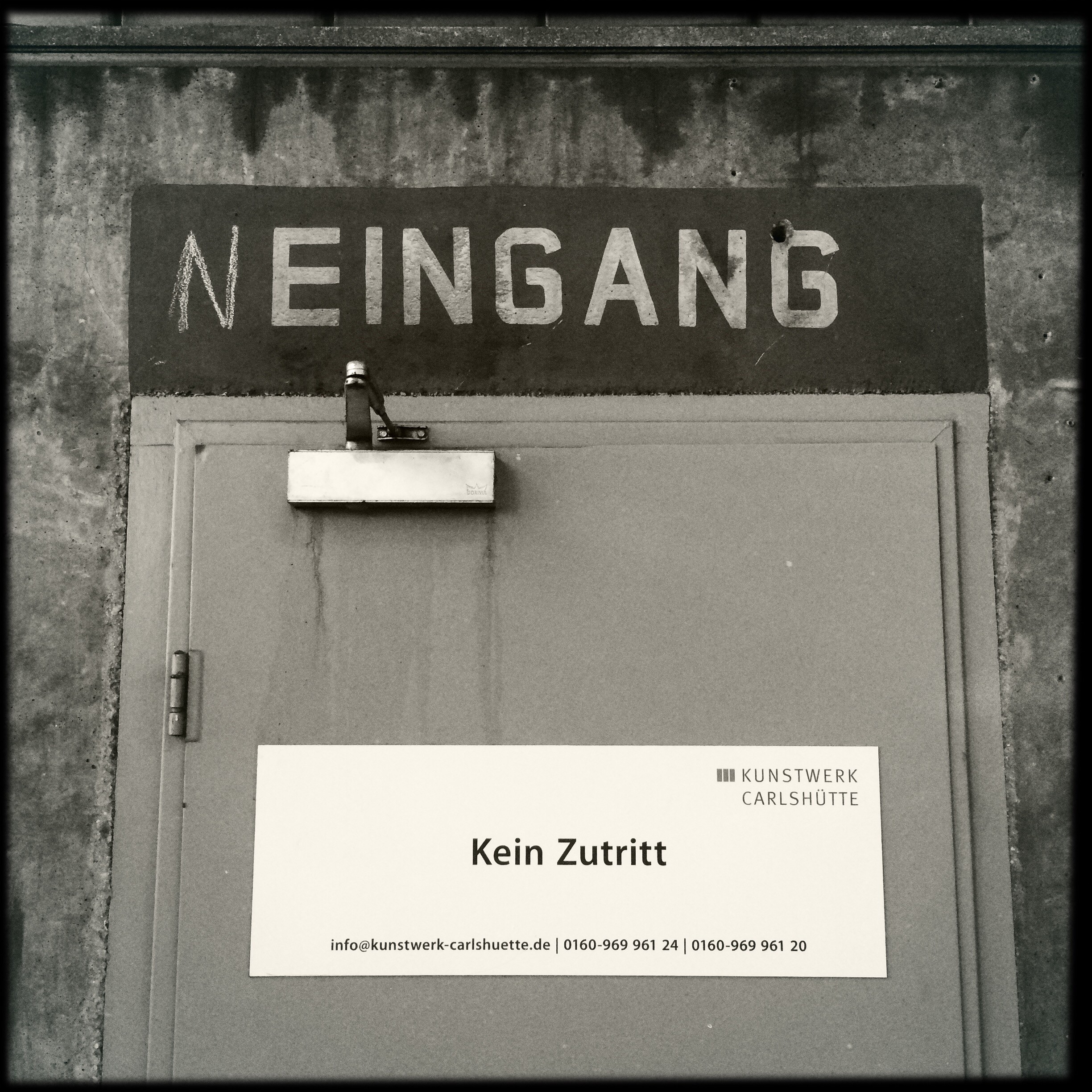 Eingangsschild mit einem N am Anfang versehen. Aufgenommen in der Carlshütte in Büdelsdorf auf der NordART Eingangsschild mit einem N am Anfang versehen. Aufgenommen in der Carlshütte in Büdelsdorf auf der NordART