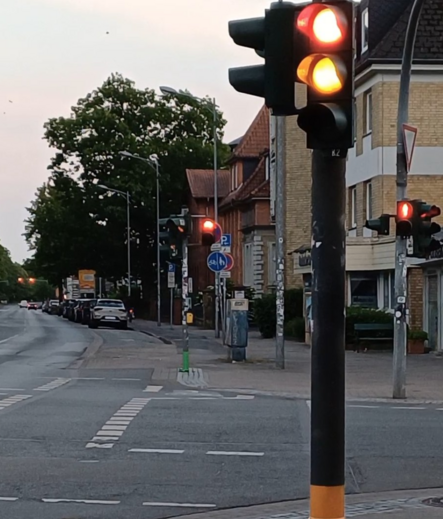 Ampelschaltung, Autofahrerample schaltet auf Rot-Gelb, bevor Radfahrende grün bekommen. 