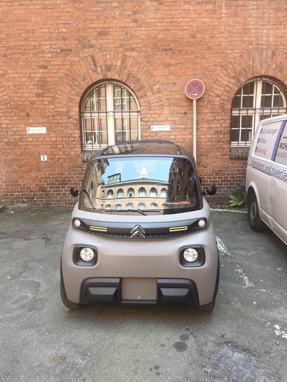 Ein besonders kleines Auto, ein Citroën Ami, auf dem Parkplatz der Stadtpräsidentin