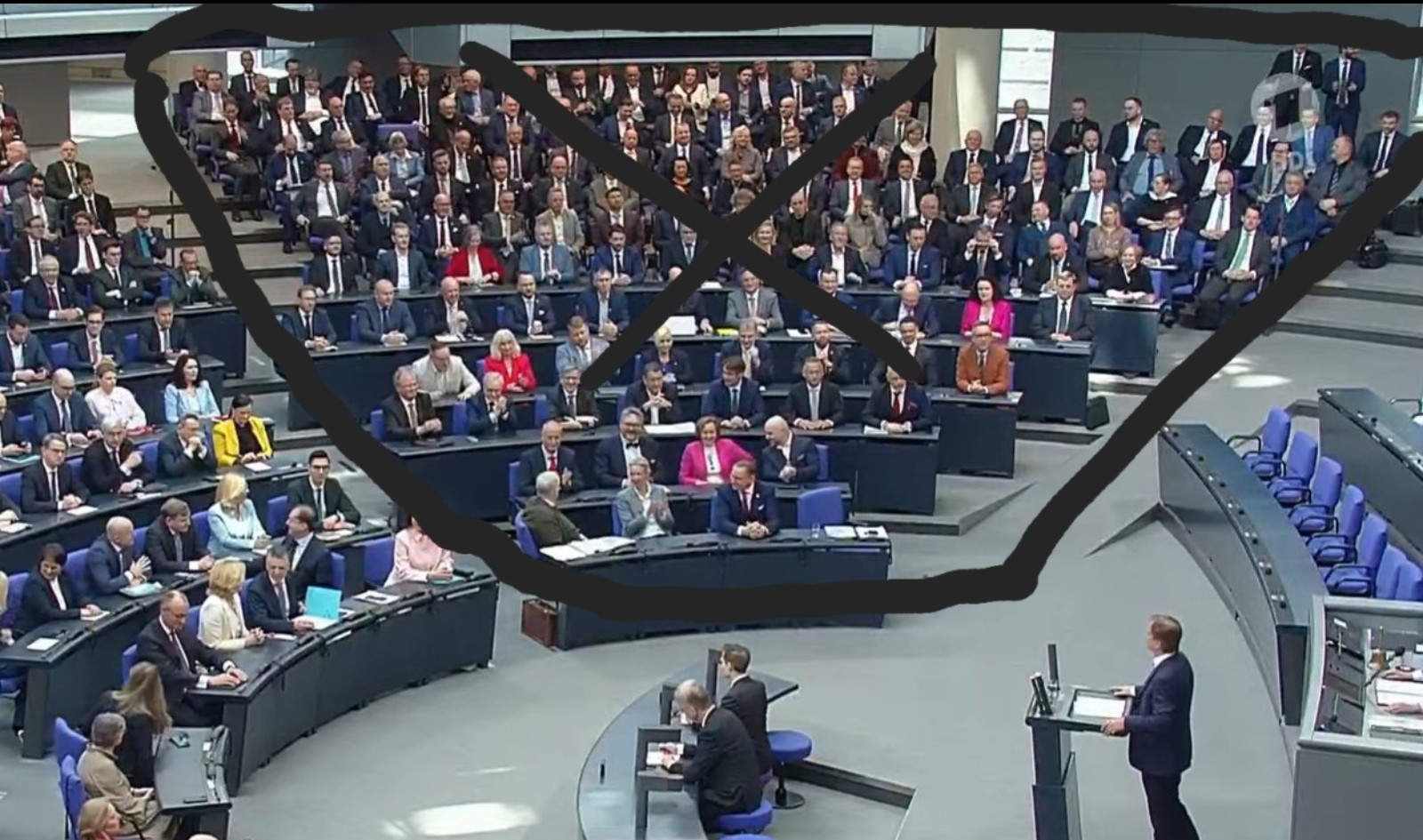 Afd-politiker im Bundestag mit Kreuz markiert 152