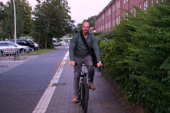 Ich auf einem schwarzen BMX