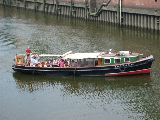 Hafen Barkasse auf dem Zollkanal, Speicherstadt in Hamburg.