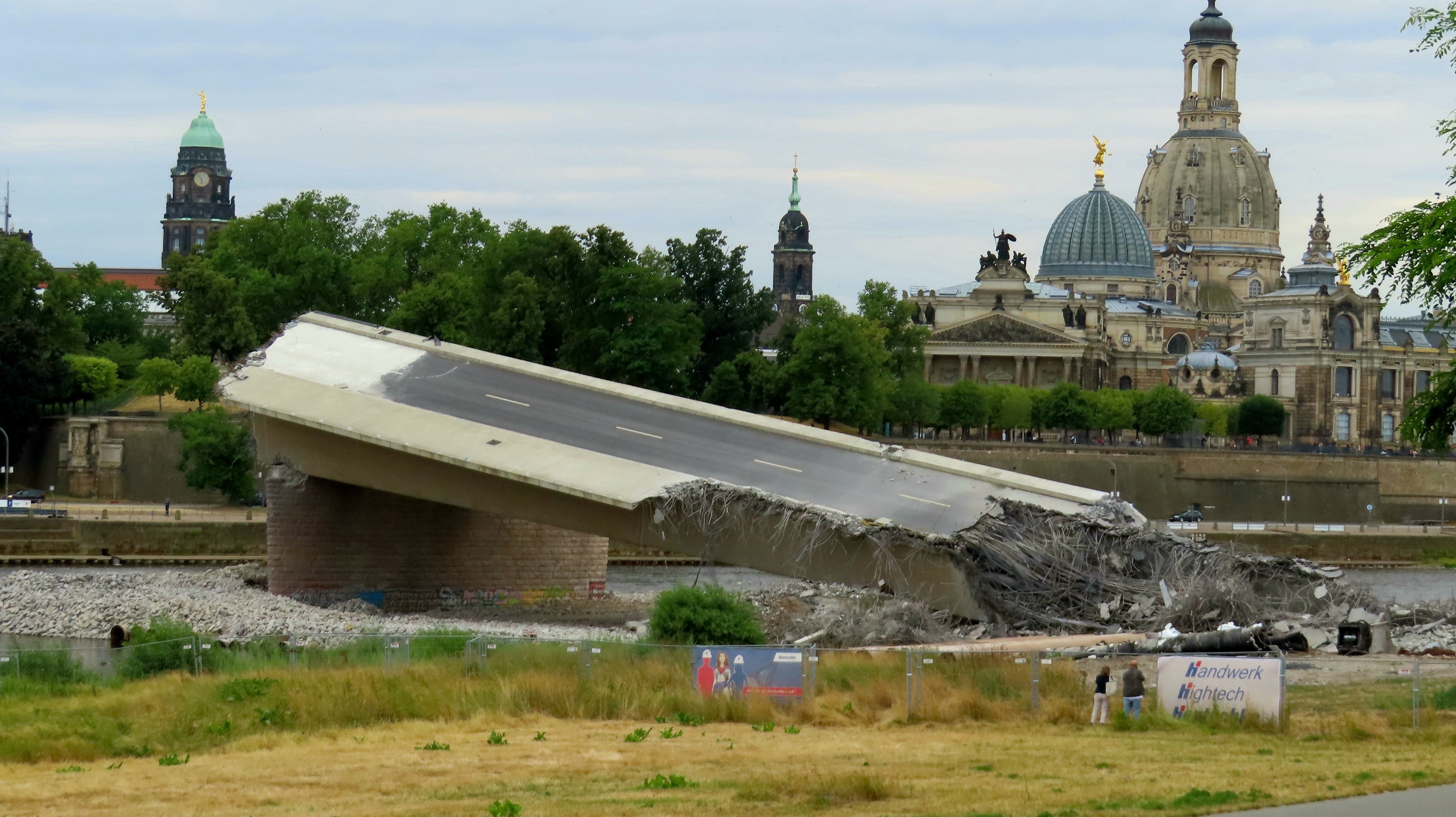 Ein Brückenzug, angeknabbert.
Noch auf dem großen Pfeiler, der in der Elbe ist, auch schon schräg .

Im Hintergrund die Altstadt 