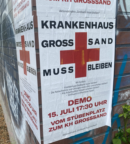 Demoplakat Krankenhaus Großsand muss bleiben. Demo, 15.7.25, 17:30 Stübenplatz.
