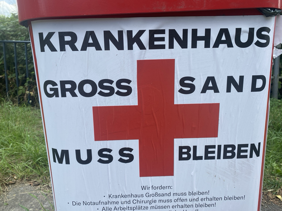 Demoplakat Krankenhaus Großsand muss bleiben. Demo, 15.7.25, 17:30 Stübenplatz. 