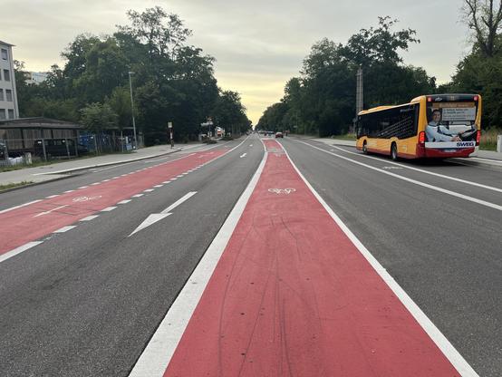 Abbiegestreifen in Mittellage zwischen Fahrspuren