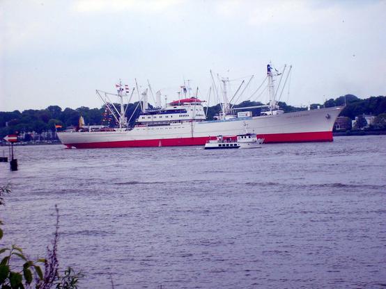 Das weiße Frachtschiff CAP SAN DIEGO in Fahrt azuf der Unterelbe.