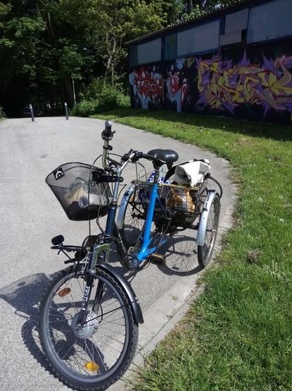 Blaues Fahrrad mit zweispuriger Hinterachse