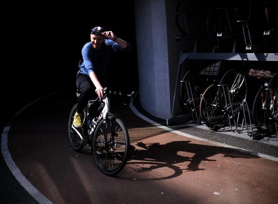 Ich fahre aus dem Fahrradparkhaus und tippe zum Gruß an die Mütze 