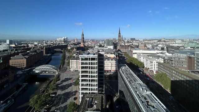 Blick aus dem 16. Stock des Karlmorgan-Tower über Hamburg auf die Elbphilharmonie