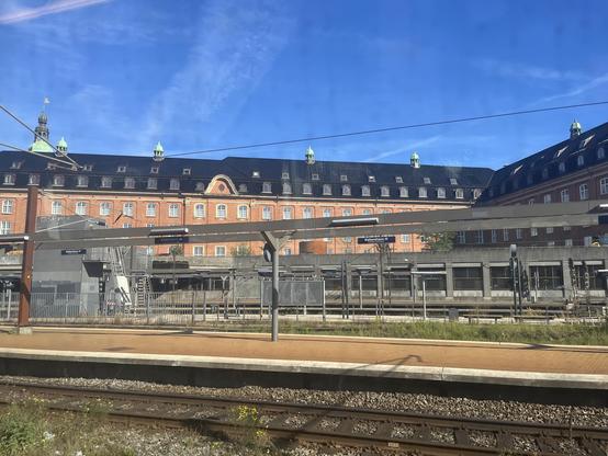 Foto aus einem Zug auf die Gleise im Kopenhagener Hauptbahnhof 