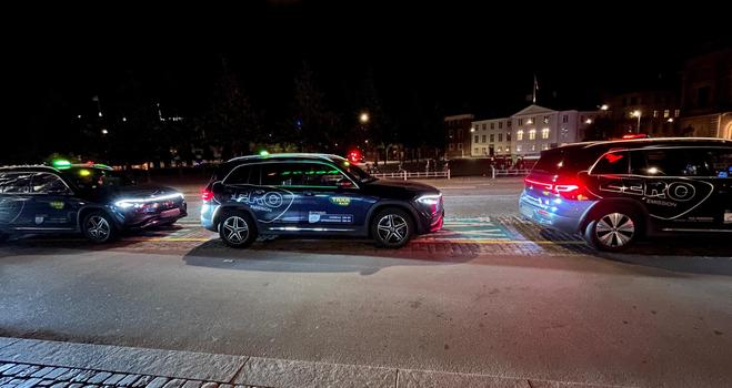 Drei vollelektrische Taxen von Mercedes am Straßenrand