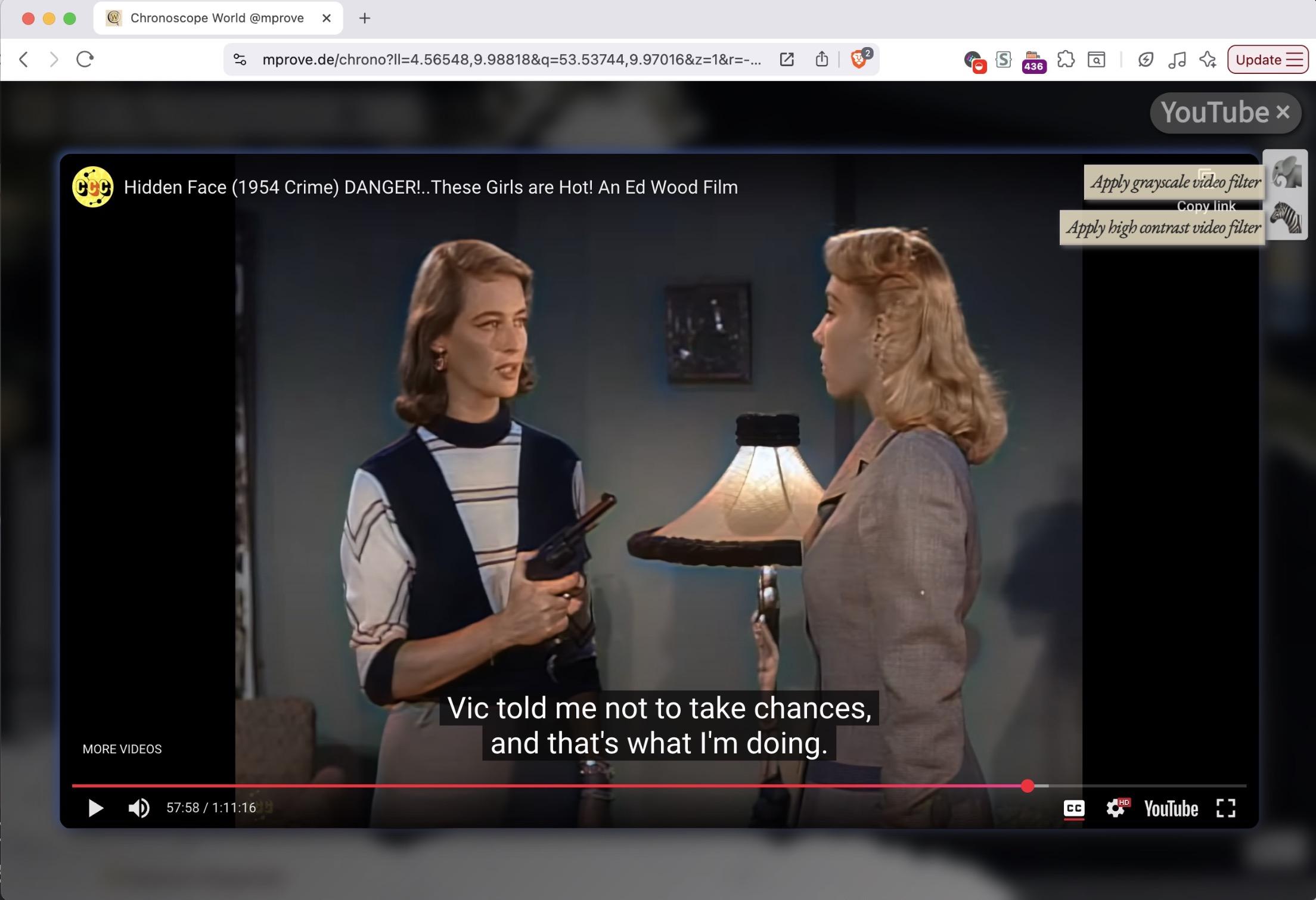 Eine KI-kolorierte Filmszene mit 2 Frauen.