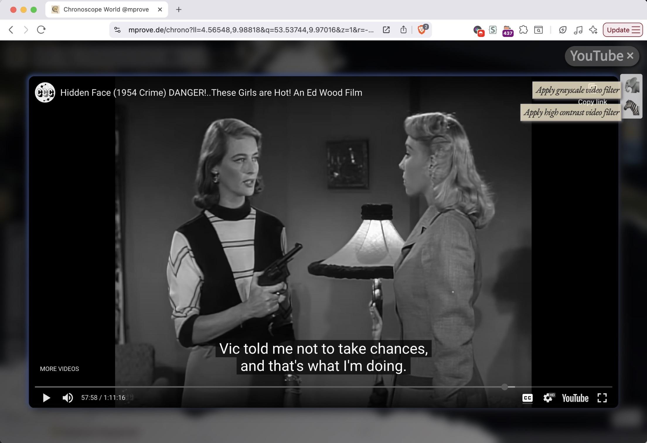 Eine Filmszene mit 2 Frauen in schwarzweiß.