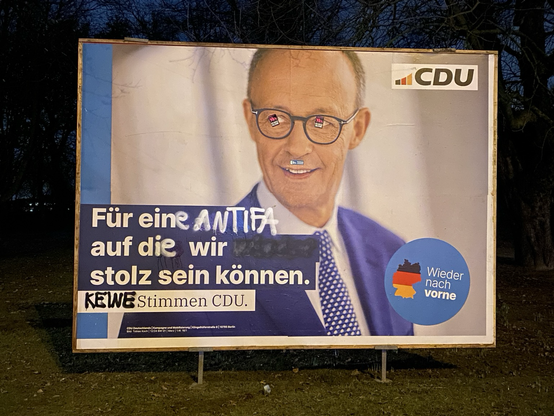 jemand hat den Text auf einem CDU Wahlplakat verändert. Man sieht ein Foto von Friedrich Merz. Darunter steht nun: für eine Antifa auf die wir stolz sein können. Keine Stimmen CDU.