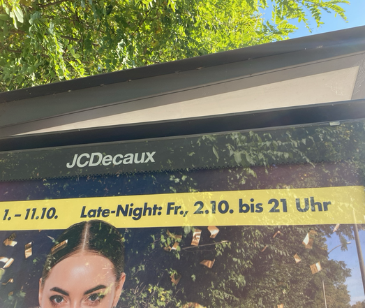 Ausschnitt eines Plakats, das vermtl. tausendfach in Hamburg hängt. Oben rechts steht „Late-Night: Fr., 2.10. bis 21 Uhr“