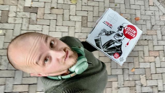 Selfie mit den KiPi-Pizzaboxen in meiner Hand