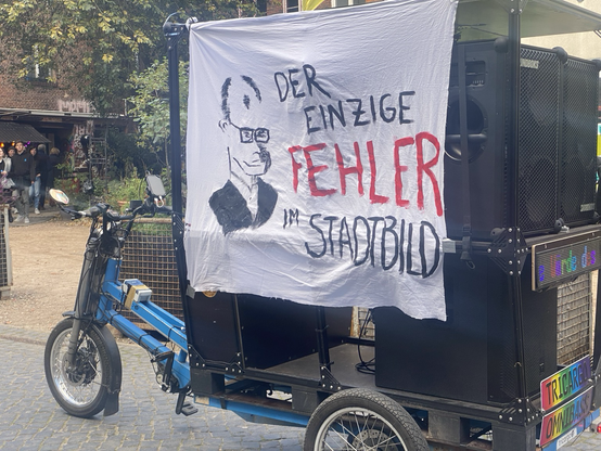 Großes Soundbike mit handgemaltem Transparent: Ein Portrait des „Bundeskanzlers“, der einzige Fehler im Stadtbild“