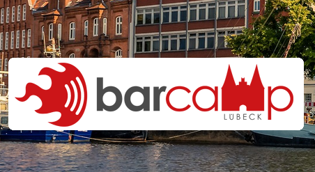Screenshot: Logo vom BarCamp vor Häusern/über der Trave