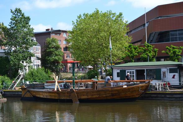 Ewer, kurz nach dem Stapellauf im Bergedorfer Hafen. Das hölzerne Segelschiff liegt noch am Werftponton.