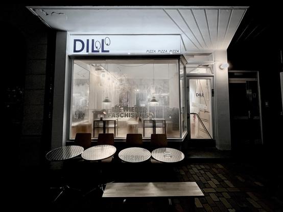 Foto vom leeren Pizzarestaurant Dill

Auf dem Fenster steht „nie wieder Faschismus“