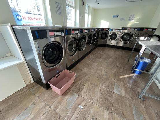 Foto eines Waschsalons mit vielen Industriewaschmaschinen von Smart Wave