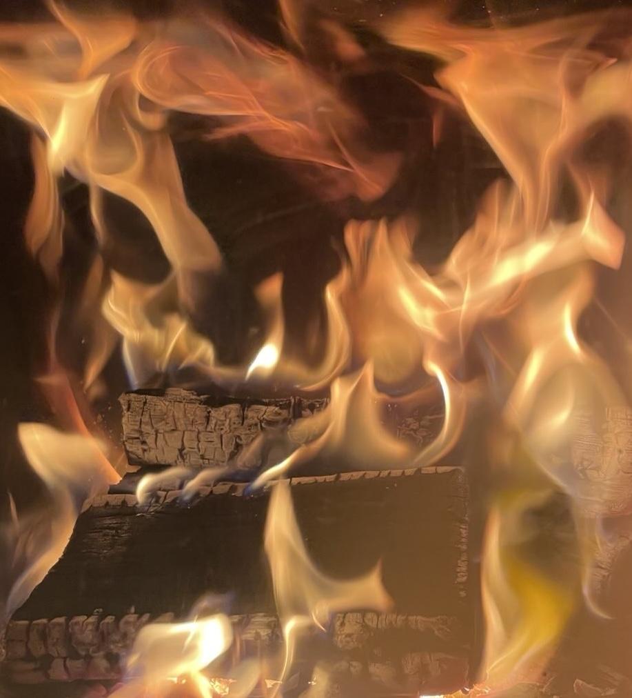 Feuer lodert im Kamin. 