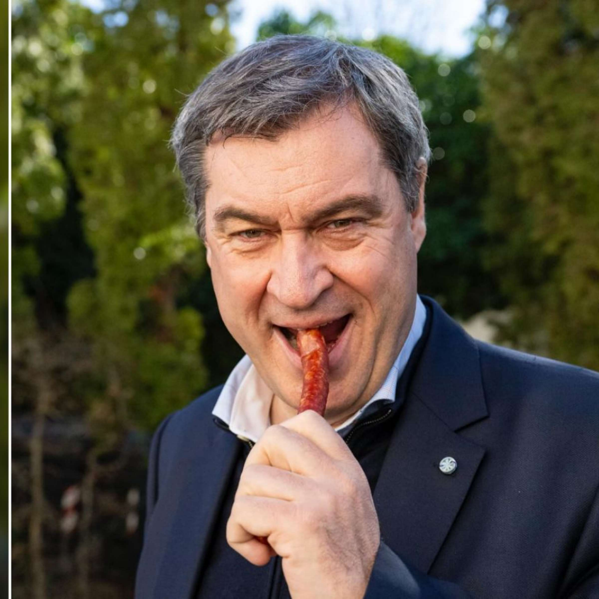 Markus Söder isst eine Bratwurst