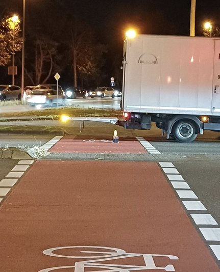 Servicewagen von MAN mit ausgeklappter Ladebühne über Radweg.