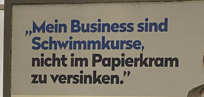Mein Business sind Schwimmkurse, nicht im Paperkram zu versinken (Reklameplakat)