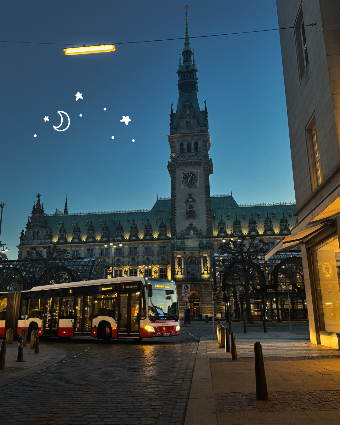 Foto der Buslinie 5 abends am Rathausmarkt
