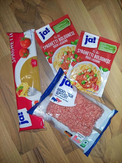 Nudeln, Hackfleisch und Zubereitungspulver für eine Mahlzeit wie es sie in meiner Kindheit gab.