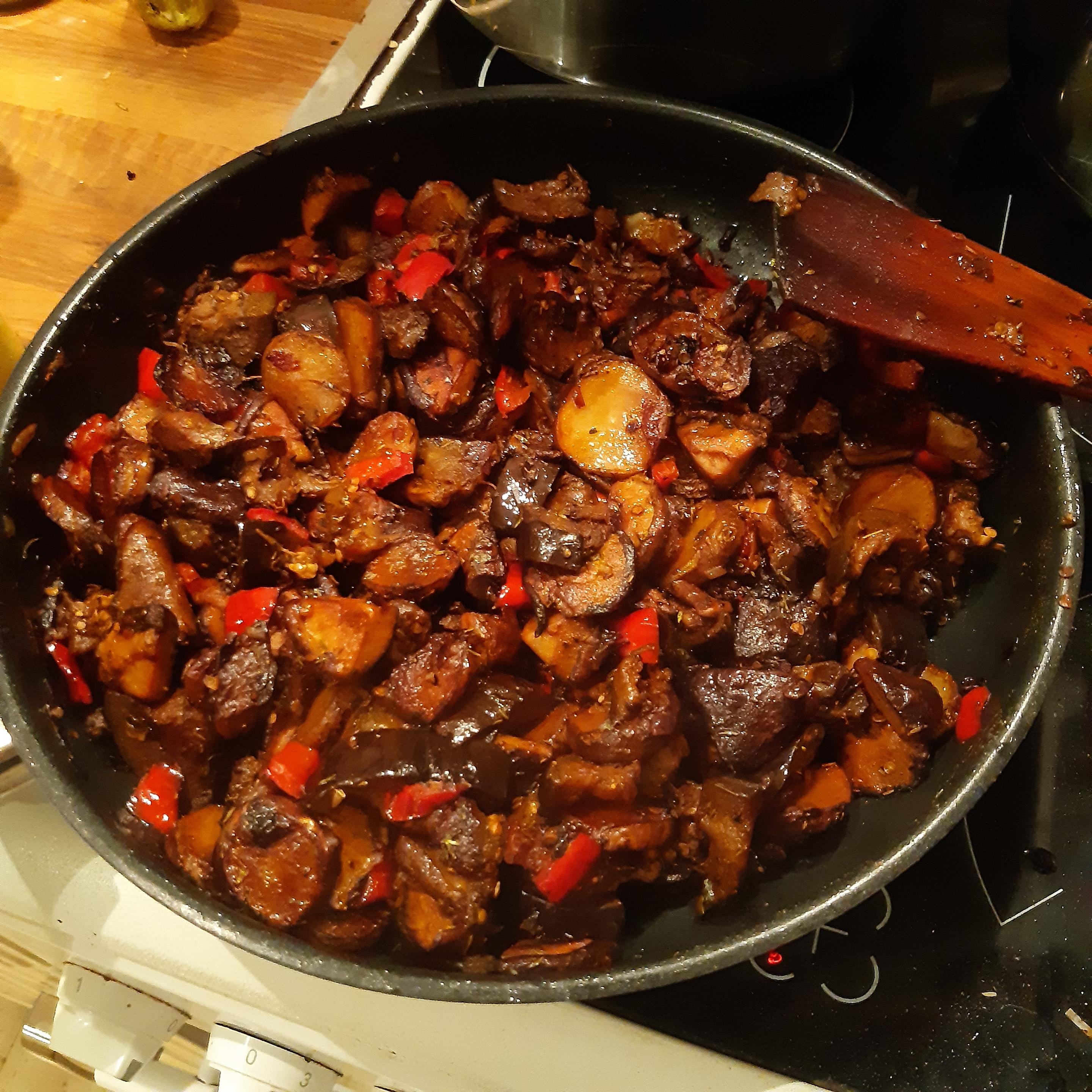 Alle Zutaten (Shiitake, Topinambur, Aubergine und Paprika sowie an Gewürzen Sojasauce, Kukuma, Pfeffer, Paprika, Thymian und Majoran) befinden sich vermischt und fertig gebraten in einer Pfanne.