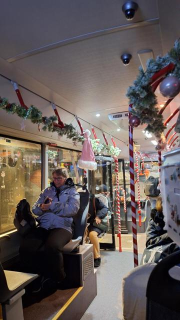 Ein weihnachtlich dekorierter Bus