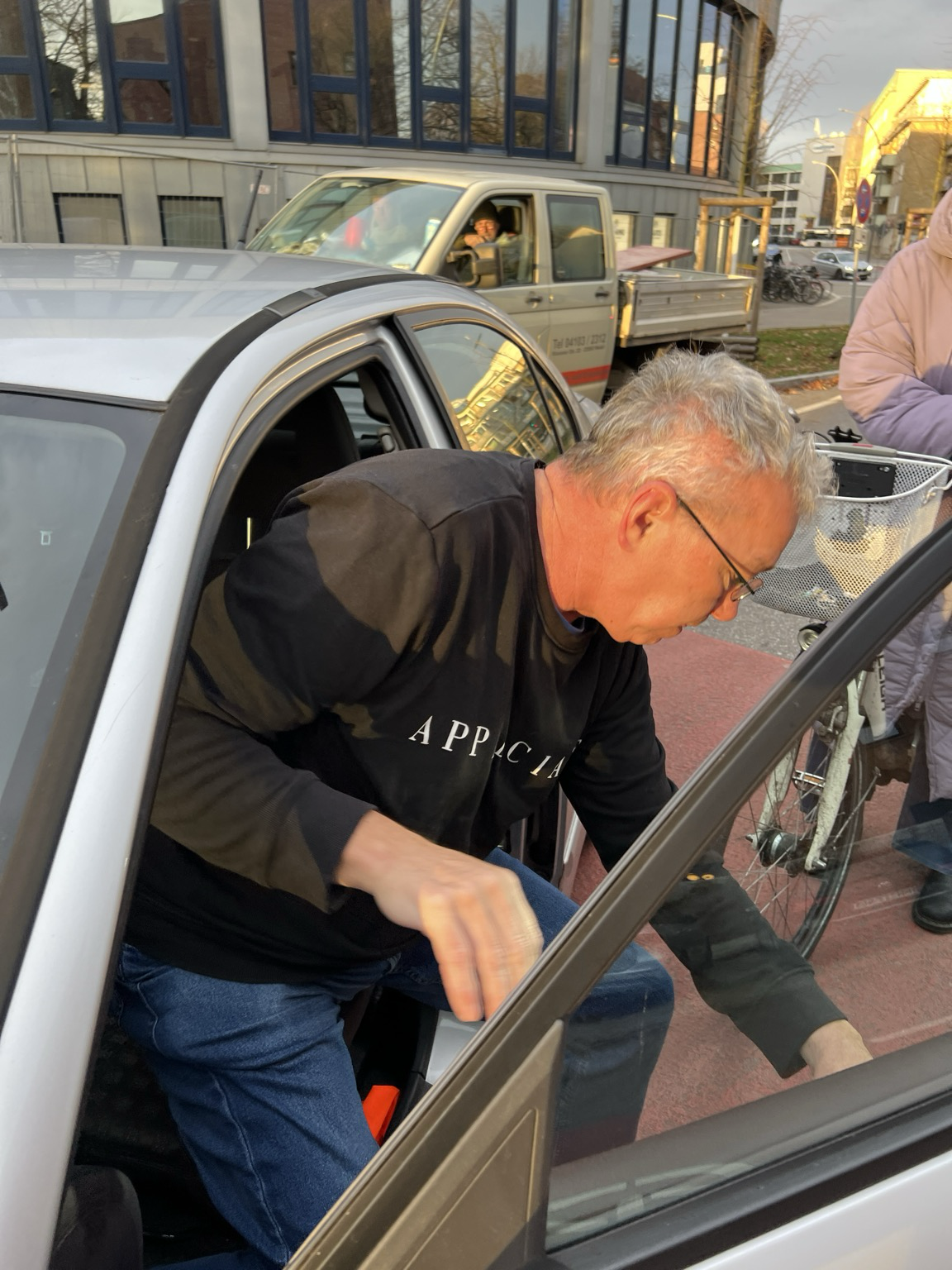 Aggressiver Autofahrer beim Aussteigen aus seiner Karre 