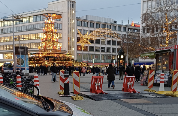 Poller vor Weihnachtsmarkt