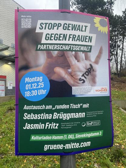 Plakat für eine Veranstaltung am 1.12. in Hamburg-Hamm: Stopp Gewalt gegen Frauen, mit allen benötigten Infos. Es hängt an einem Laternenpfahl, im Hintergrund ist ein Fahrkartenautomat zu sehen (U-Bahnhof)