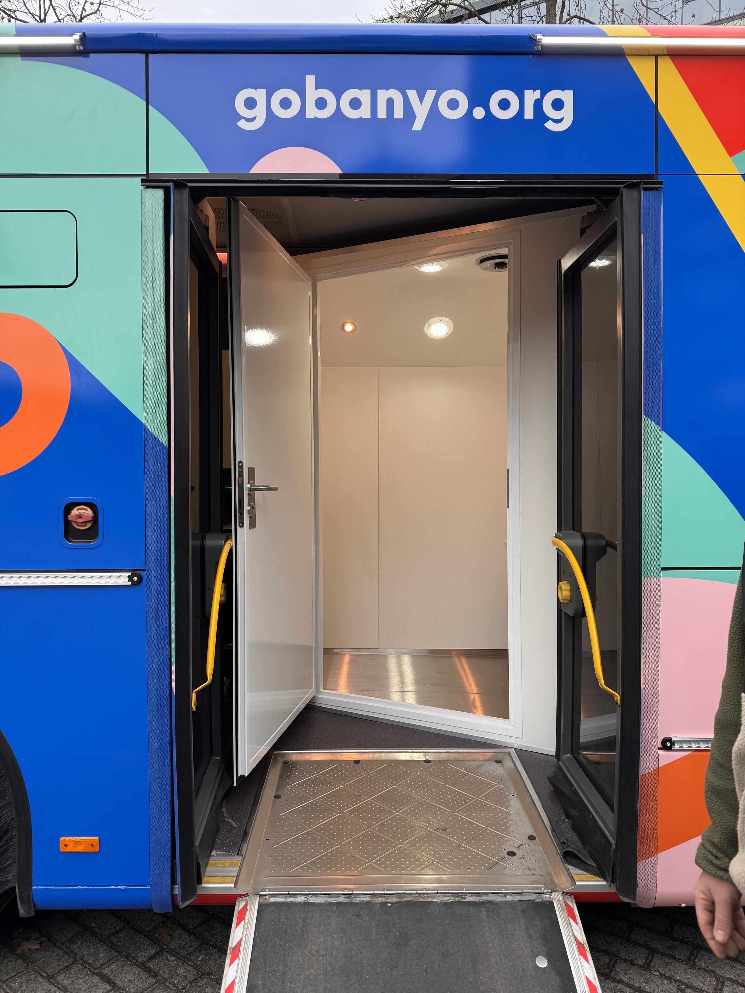 Der GoBanyo-Duschbus mit geöffneter Tür