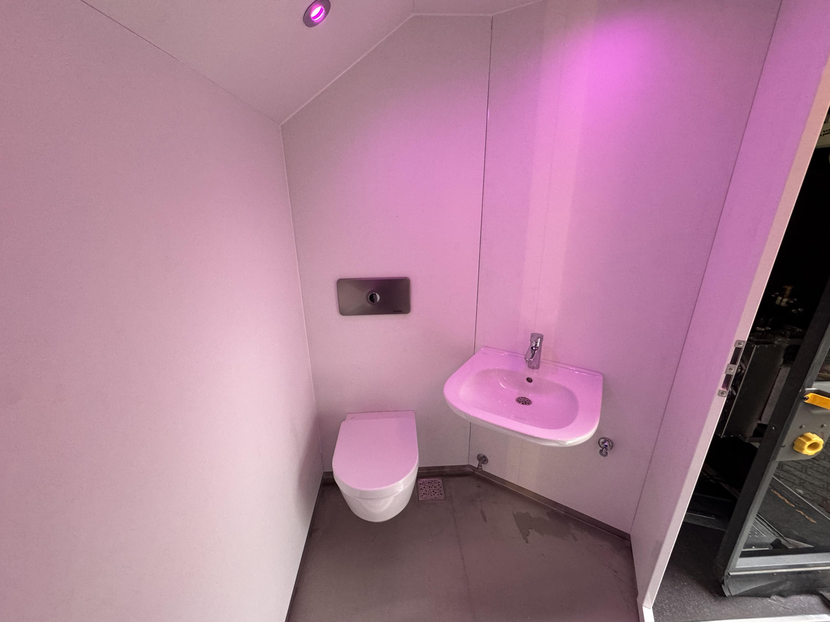 Foto der Kabine im Duschbus, die mit WC und Waschbecken ausgestattet wurde.